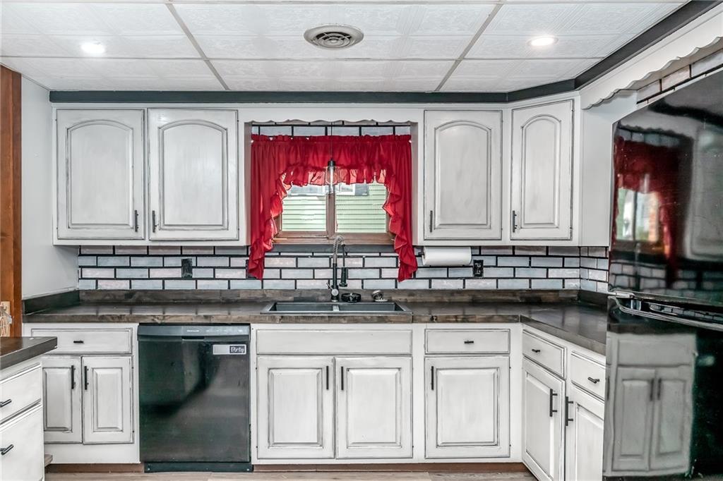 1121 Dixon Road Clymer, PA 15728 - Photo 7 of 37