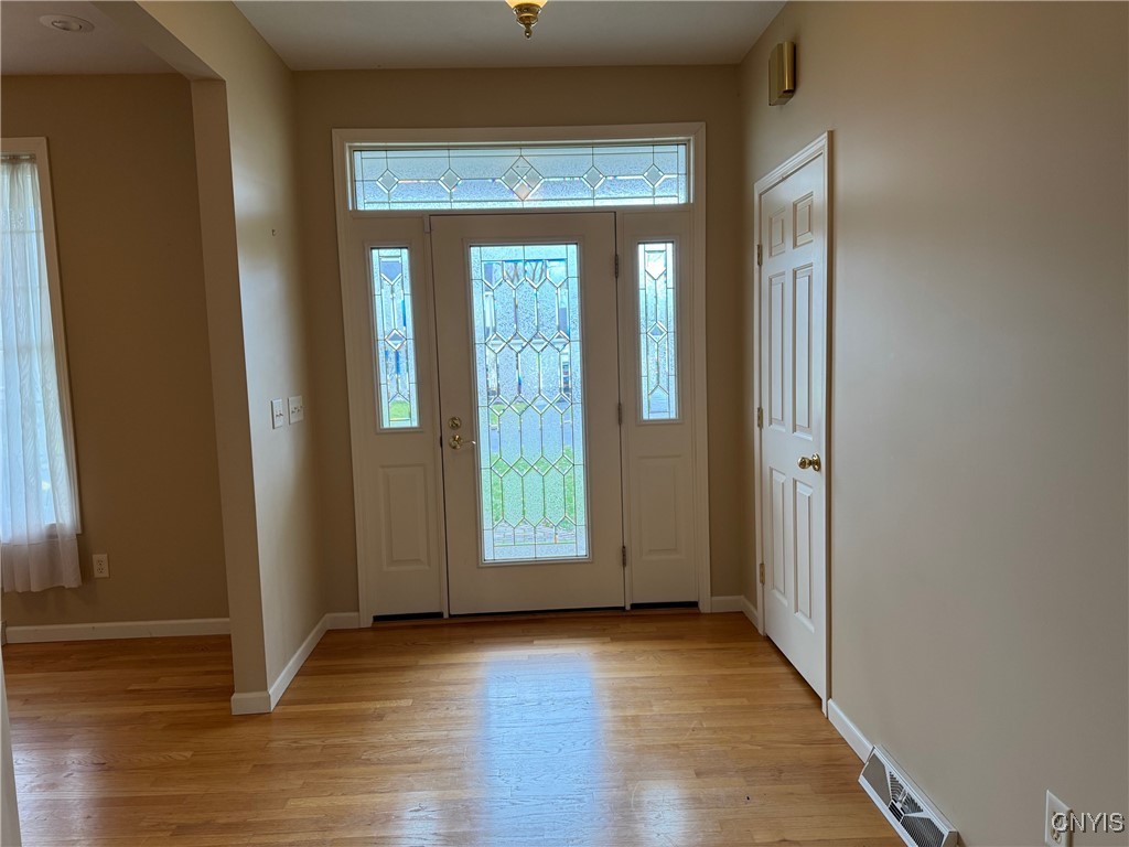 116 Hunt Valley Road Oneida, NY 13421 - Photo 9 of 32 Foyer