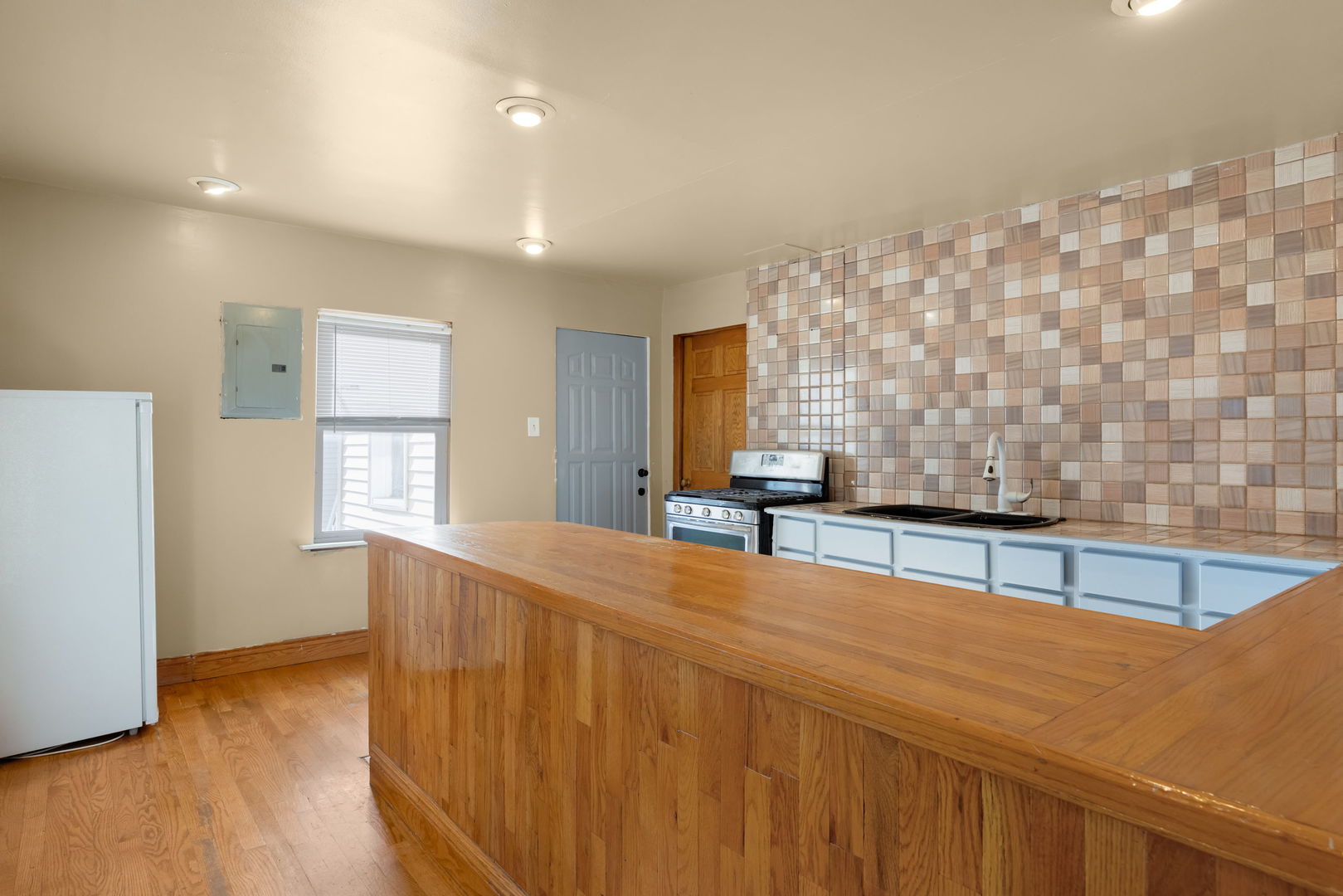 1528 North 39th Avenue Stone Park, IL 60165 - Photo 10 of 16 a spacious bathroom with a double vanity sink and a bathtub