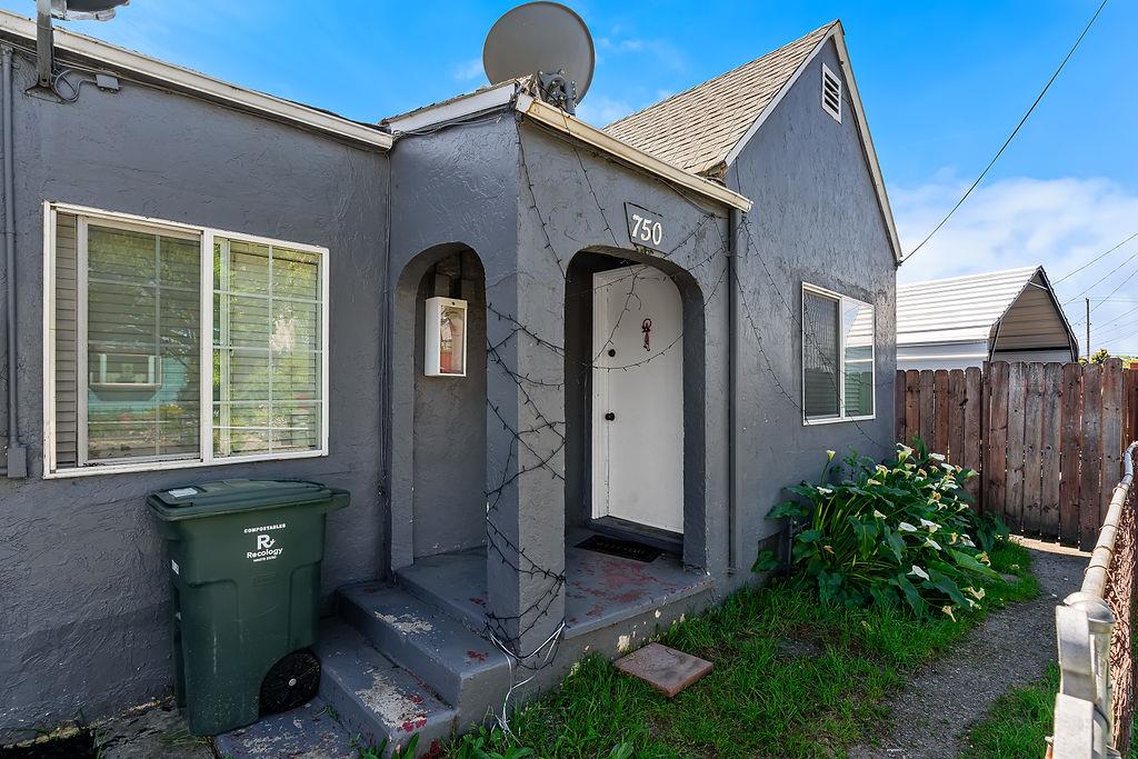 1205 Grand Avenue Santa Rosa, CA 95404 - Photo 4 of 27 a front view of a house with garden