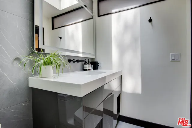 $9,900 | 9624 Yoakum Drive, Beverly Hills, CA 90210