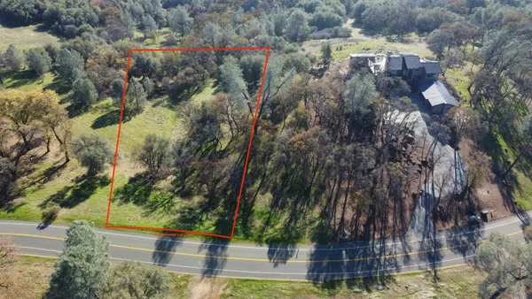 a view of residential houses with yard