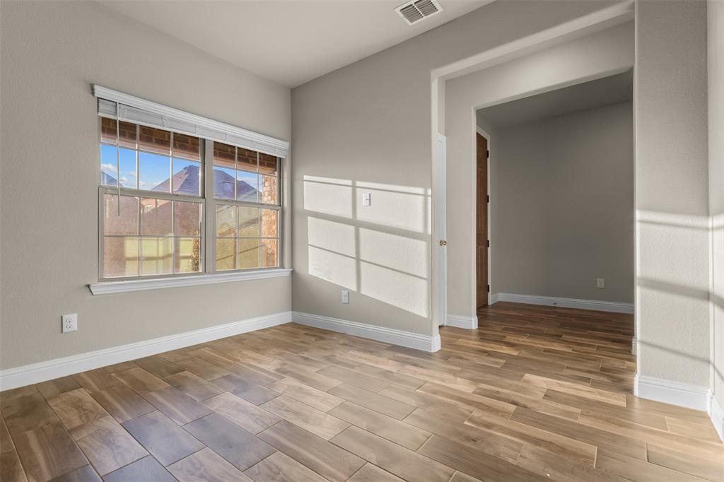 2900 Country Church Road McKinney, TX 75071 - Photo 20 of 40 an empty room with windows and closet