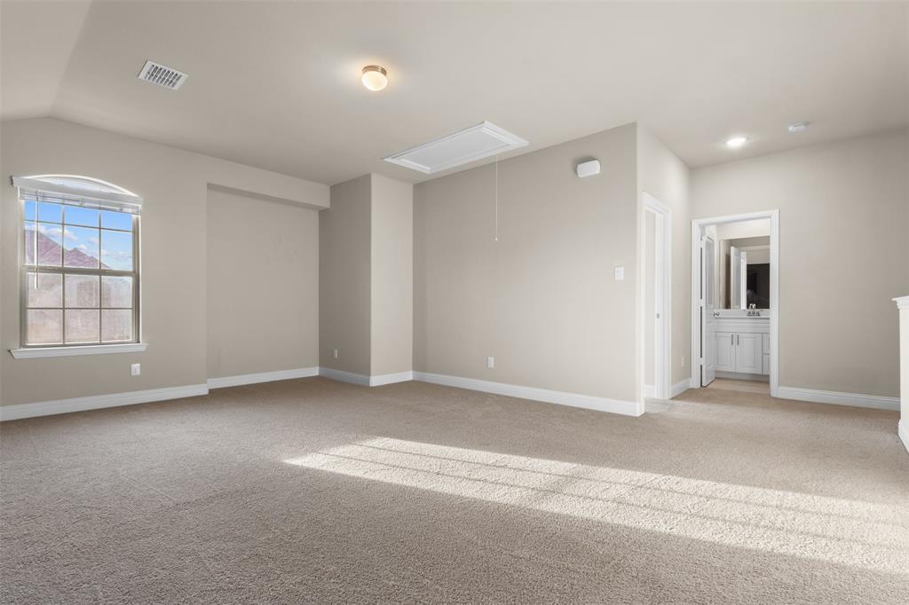 2900 Country Church Road McKinney, TX 75071 - Photo 23 of 40 an empty room with windows and closet