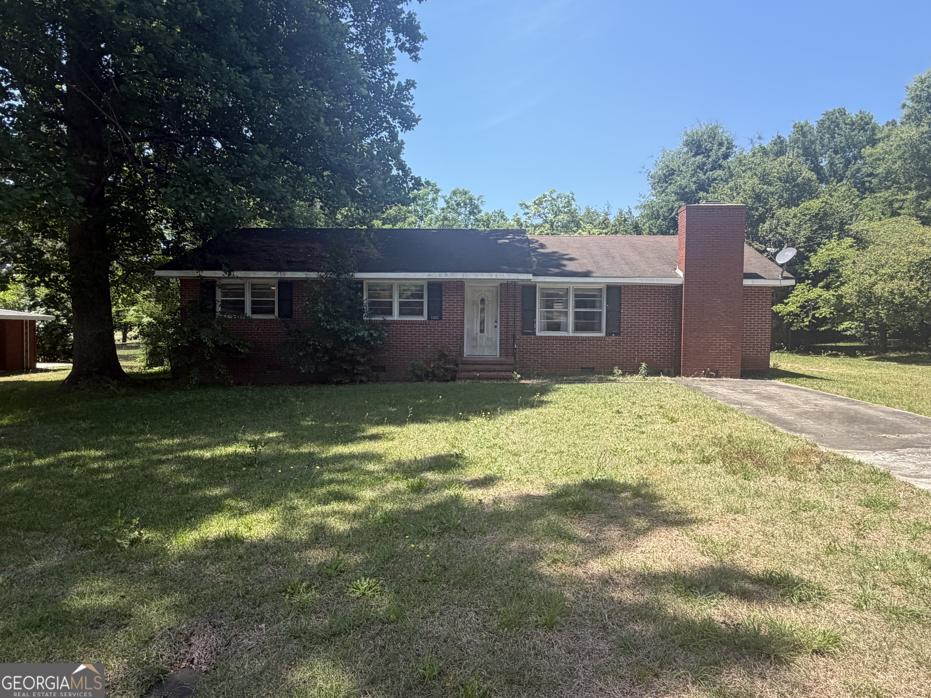 1005 North 1st Street Fort Valley, GA 31030 - Photo 2 of 28 a backyard of a house with yard and outdoor seating