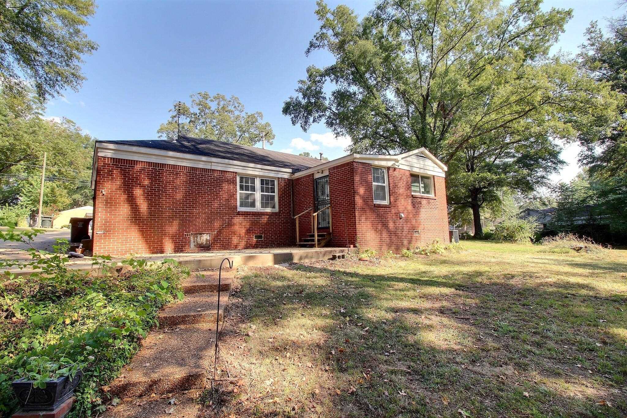 487 South Center Street Collierville, TN 38017 - Photo 23 of 25 a front view of a house with a yard and garage