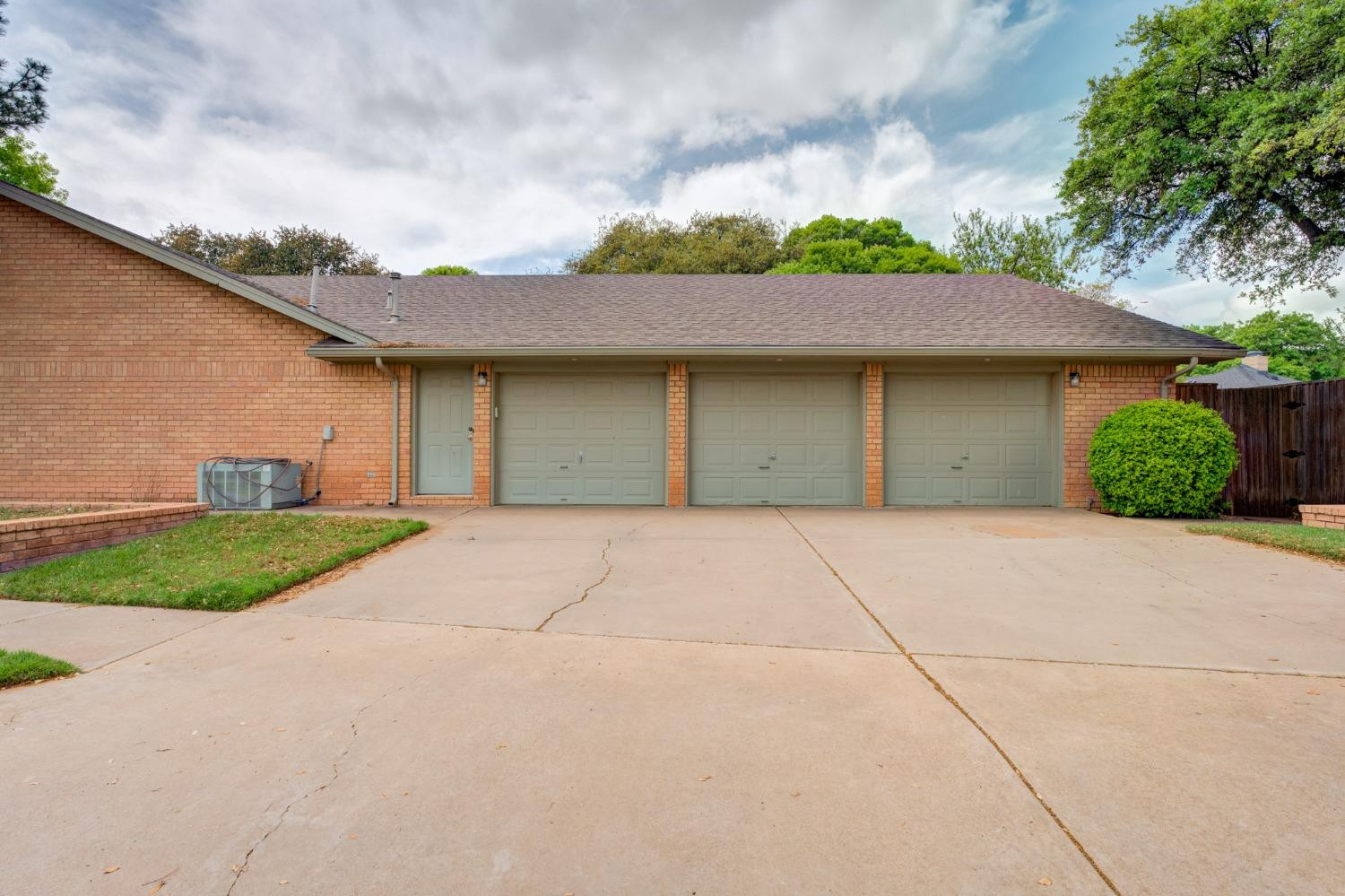 4002 88th Place Lubbock, TX 79423 - Photo 50 of 50 3-Car Garage!