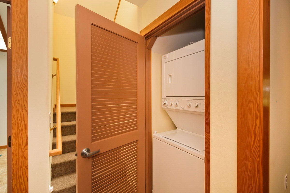 19-3882 Old Volcano Road Volcano, HI 96785 - Photo 23 of 30 a bathroom with a shower