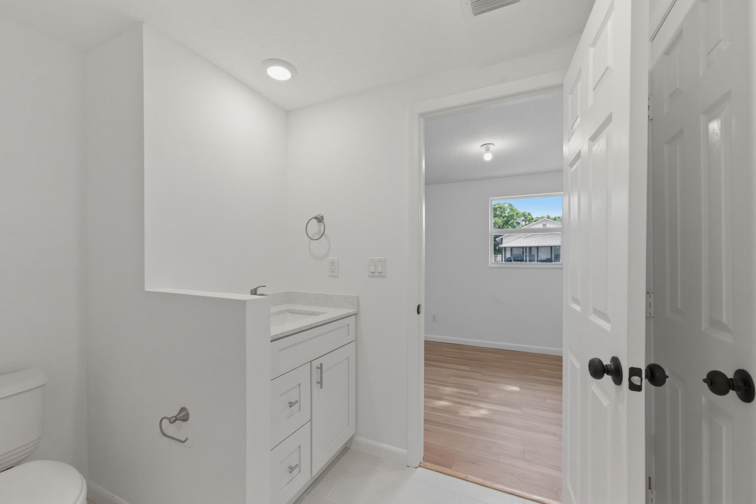 1503 Northeast 6th Street Okeechobee, FL 34972 - Photo 27 of 31 primary bath