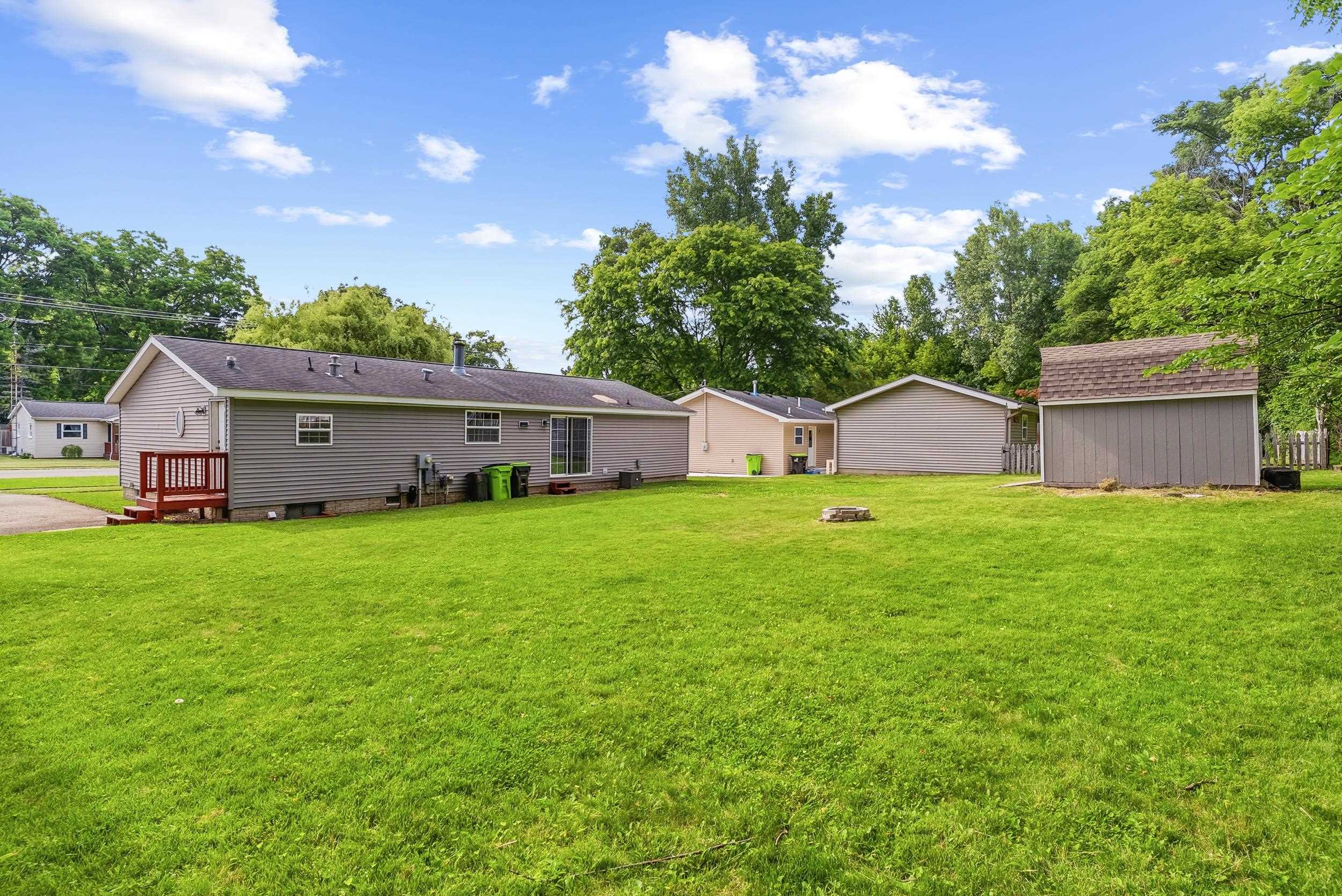 880 North East Street Fenton, MI 48430 - Photo 8 of 33 50213327-7675a077-8426-43fa-8594-8b12af6a3a1a.JPG