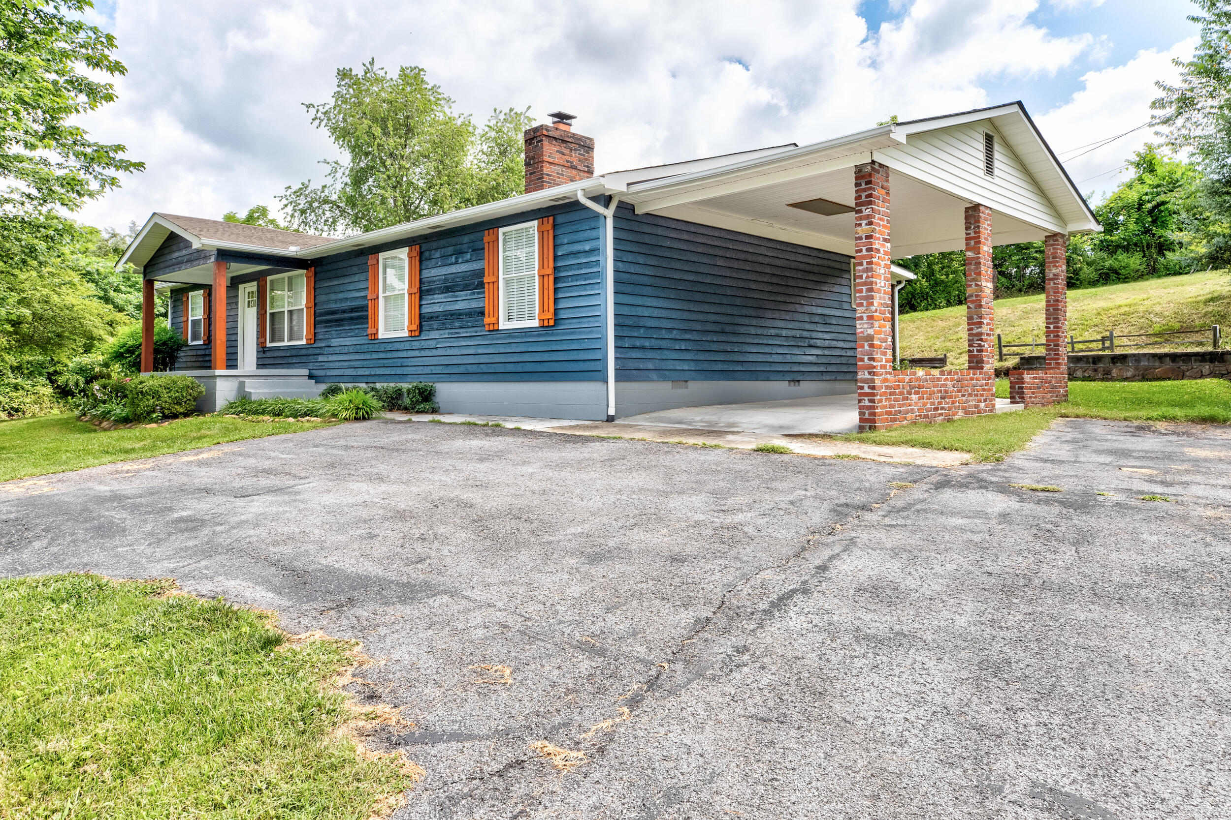 131 Rising Lane La Follette, TN 37766 - Photo 5 of 25 Car port