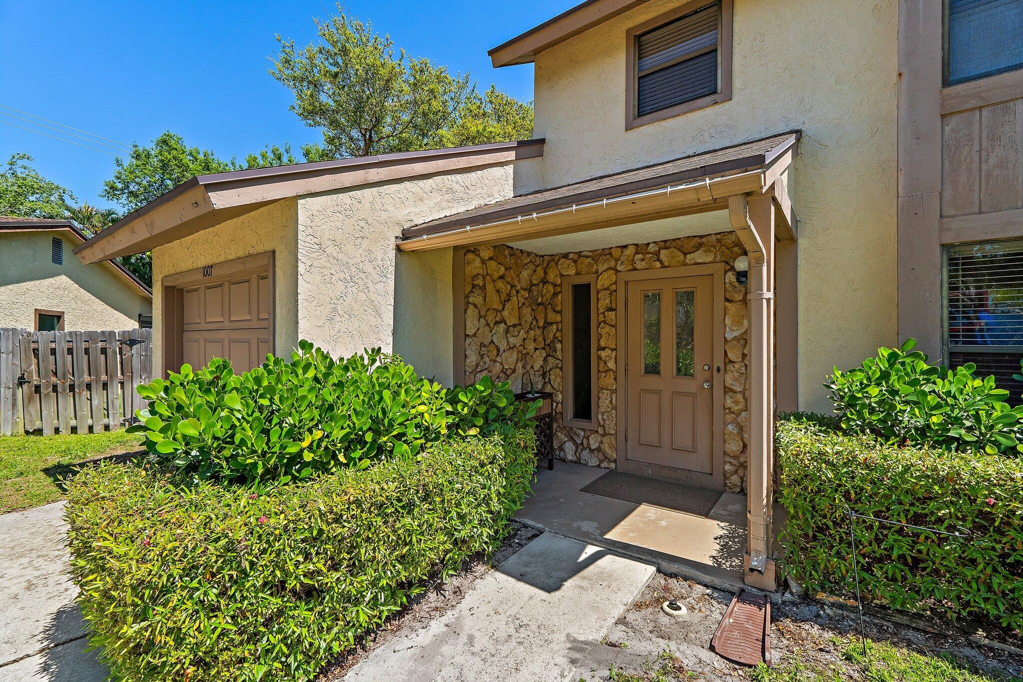 1007 Raintree Lane Palm Beach Gardens, FL 33410 - Photo 6 of 58 front 5