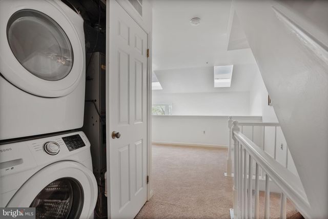 a view of entryway with washer and dryer