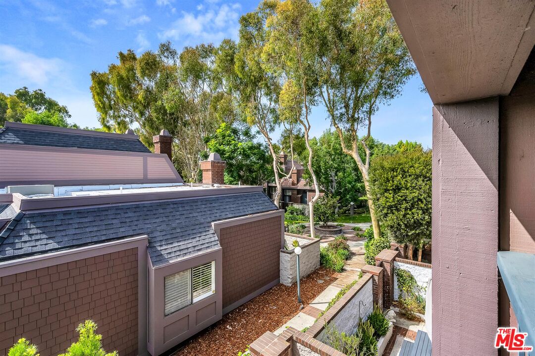 4425 Alla Road, Unit 5 Marina del Rey, CA 90292 - Photo 16 of 30 a view of a backyard with plants and a patio
