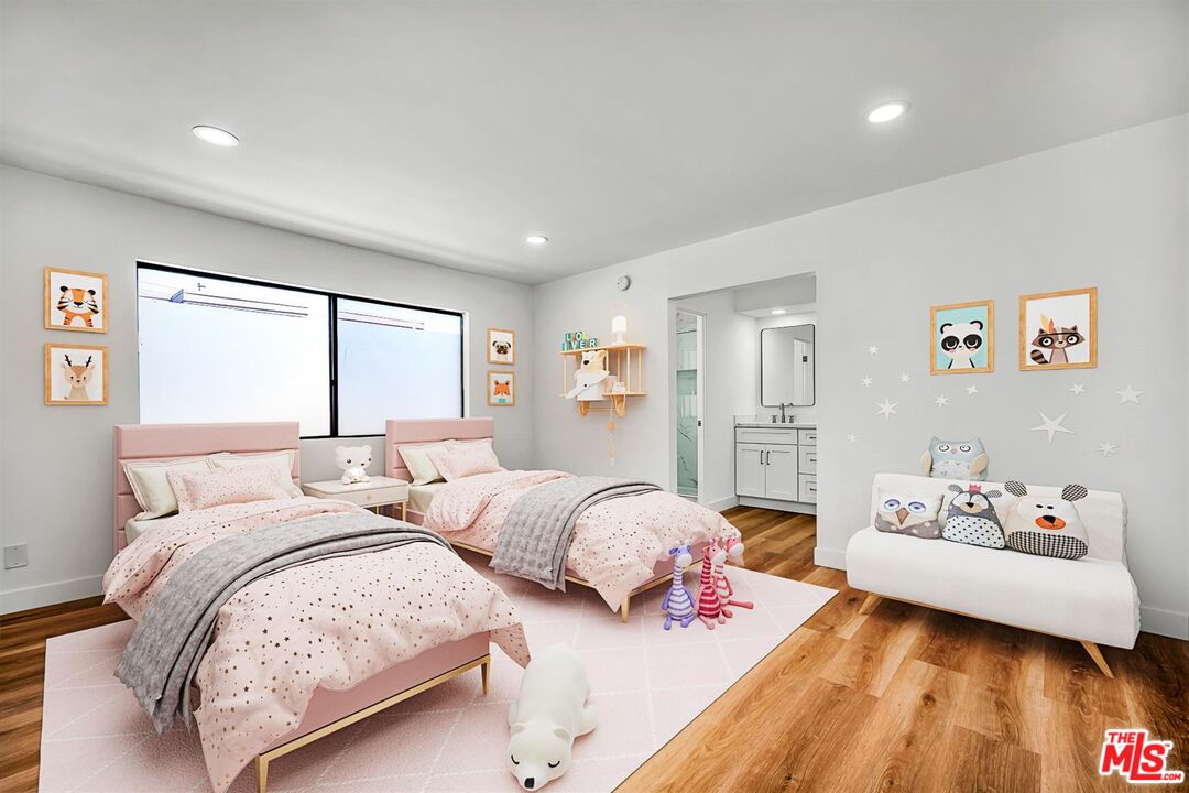 4425 Alla Road, Unit 5 Marina del Rey, CA 90292 - Photo 21 of 30 a bedroom with two beds and a couch