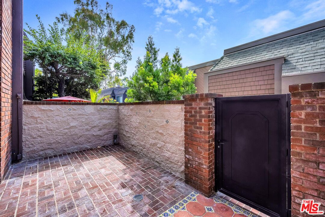 4425 Alla Road, Unit 5 Marina del Rey, CA 90292 - Photo 29 of 30 a view of entrance gate of a house