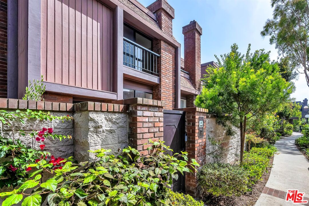 4425 Alla Road, Unit 5 Marina del Rey, CA 90292 - Photo 5 of 30 a front view of a house with a yard