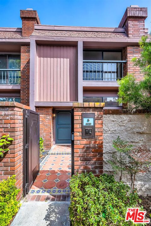 4425 Alla Road, Unit 5 Marina del Rey, CA 90292 - Photo 6 of 30 a front view of a house with garden