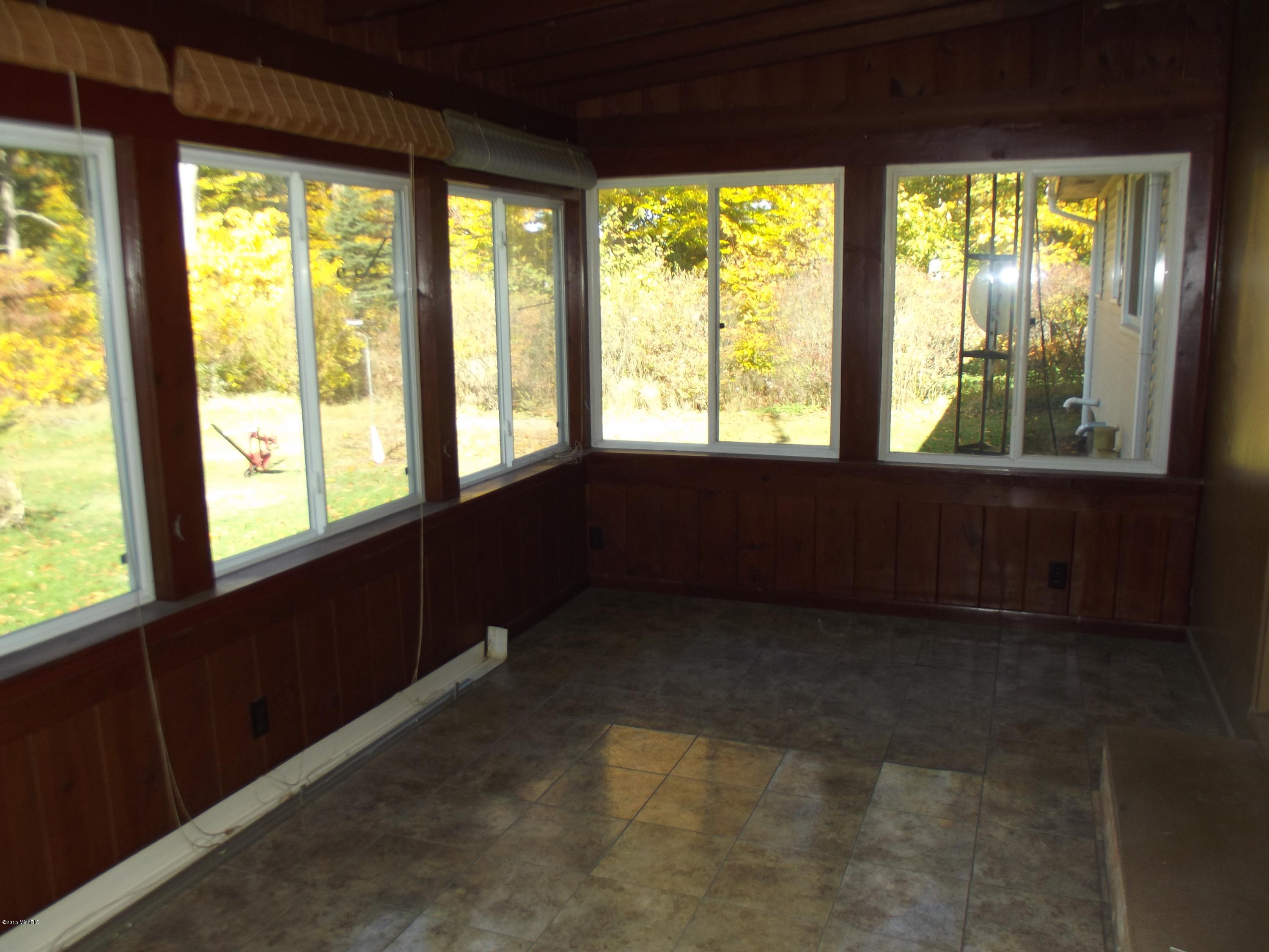4325 Whitehall Road Muskegon, MI 49445 - Photo 4 of 23 DSCF5465