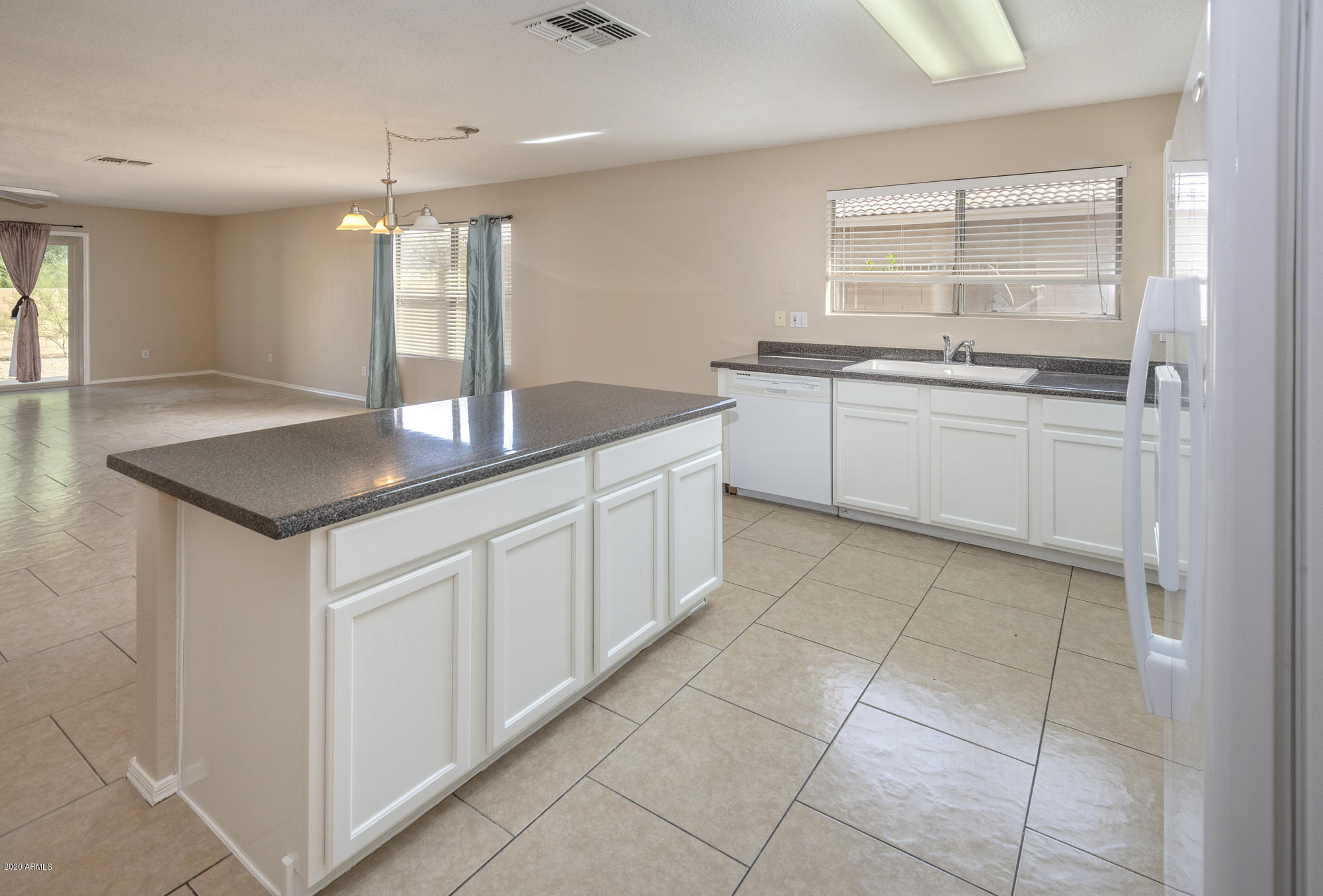 1010 East Pedro Road Phoenix, AZ 85042 - Photo 11 of 33 Kitchen