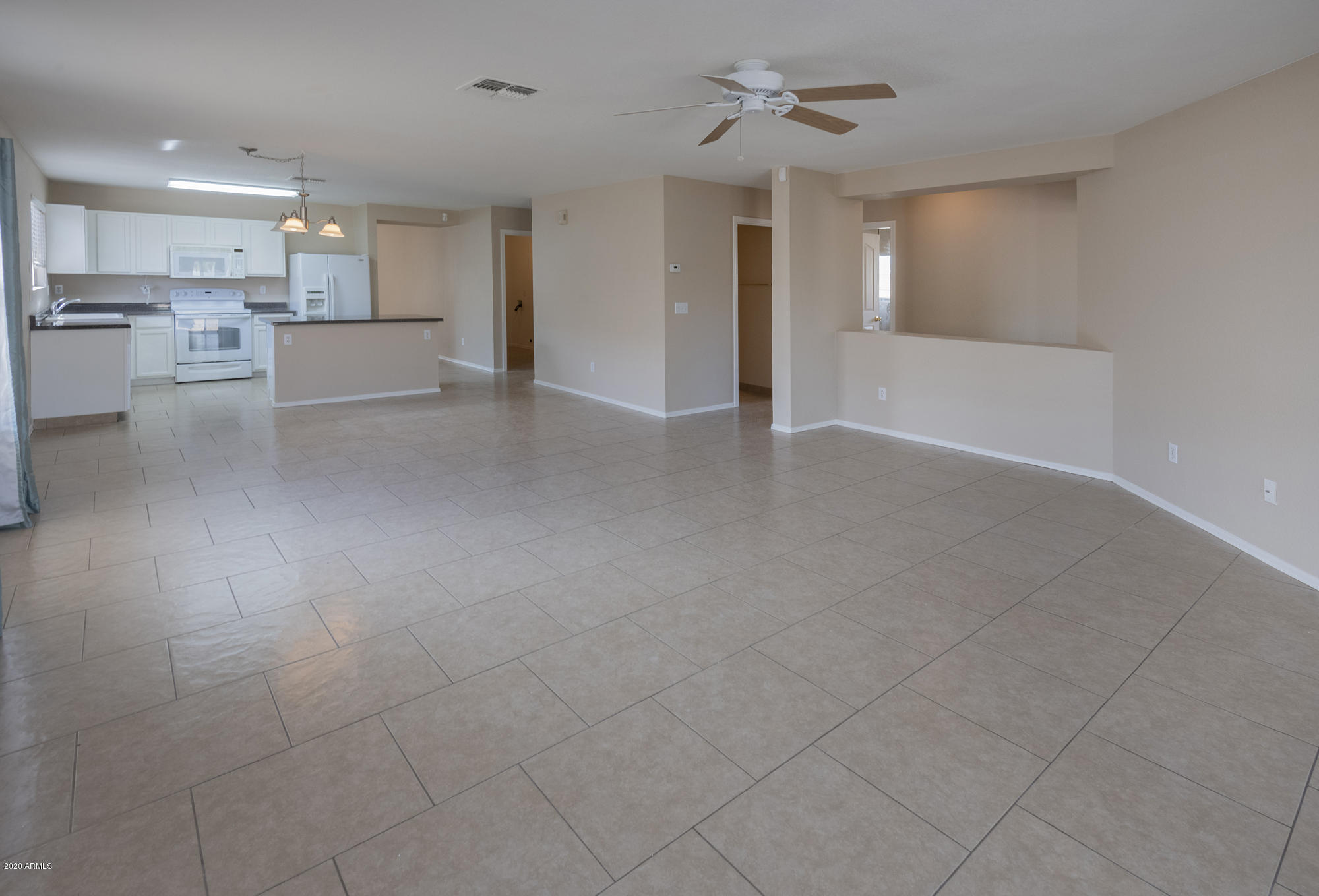 1010 East Pedro Road Phoenix, AZ 85042 - Photo 14 of 33 Kitchen Family