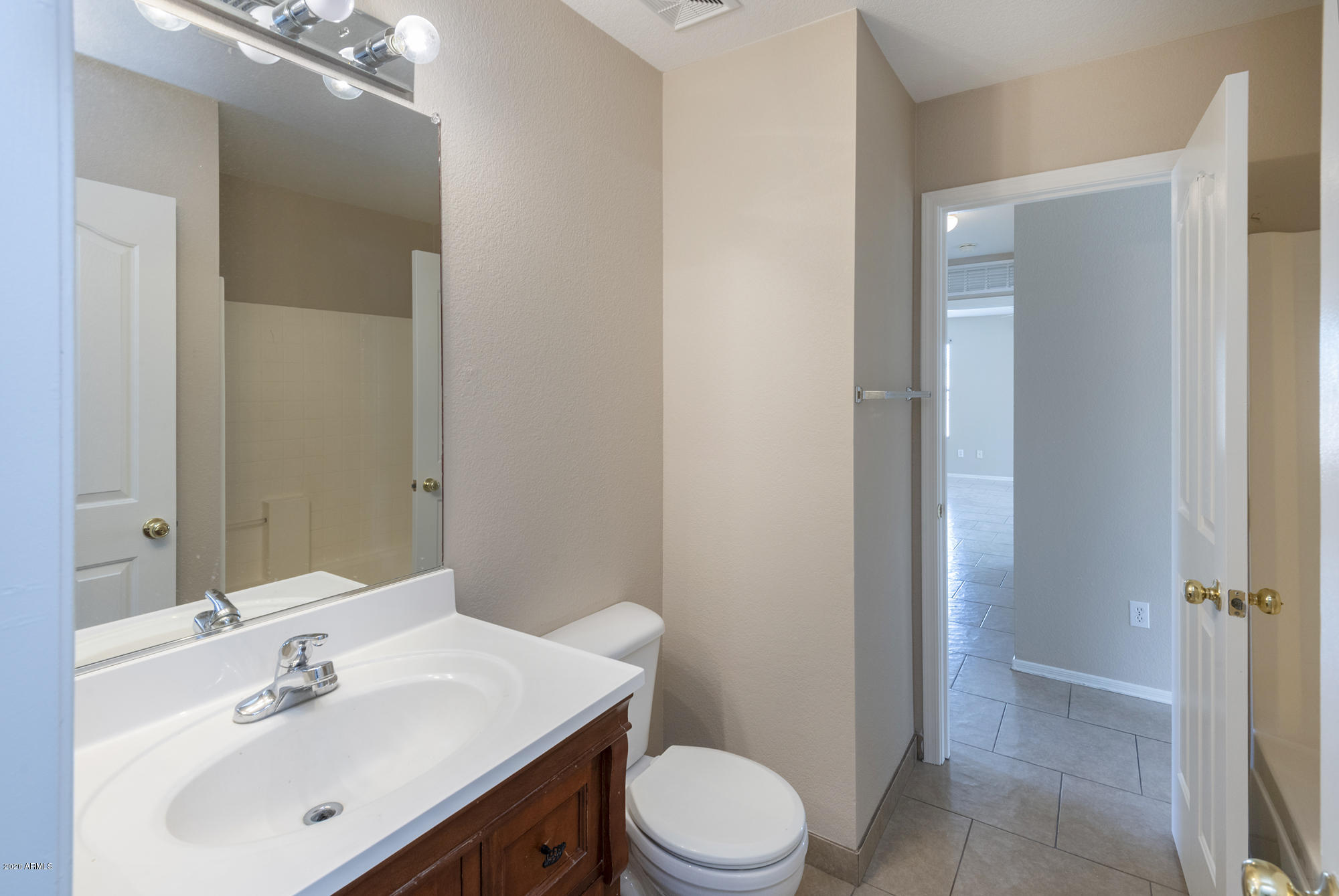 1010 East Pedro Road Phoenix, AZ 85042 - Photo 24 of 33 Guest Bathroom