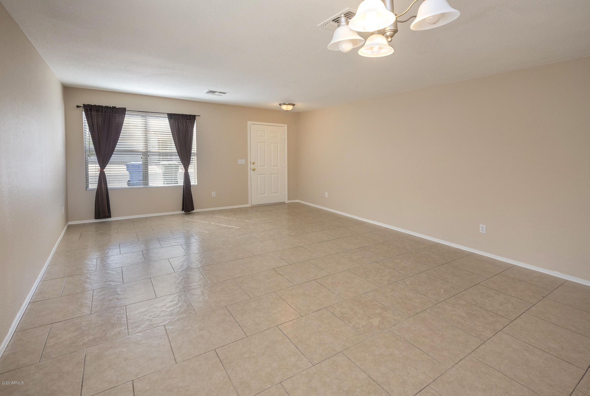 1010 East Pedro Road Phoenix, AZ 85042 - Photo 4 of 33 Living 2