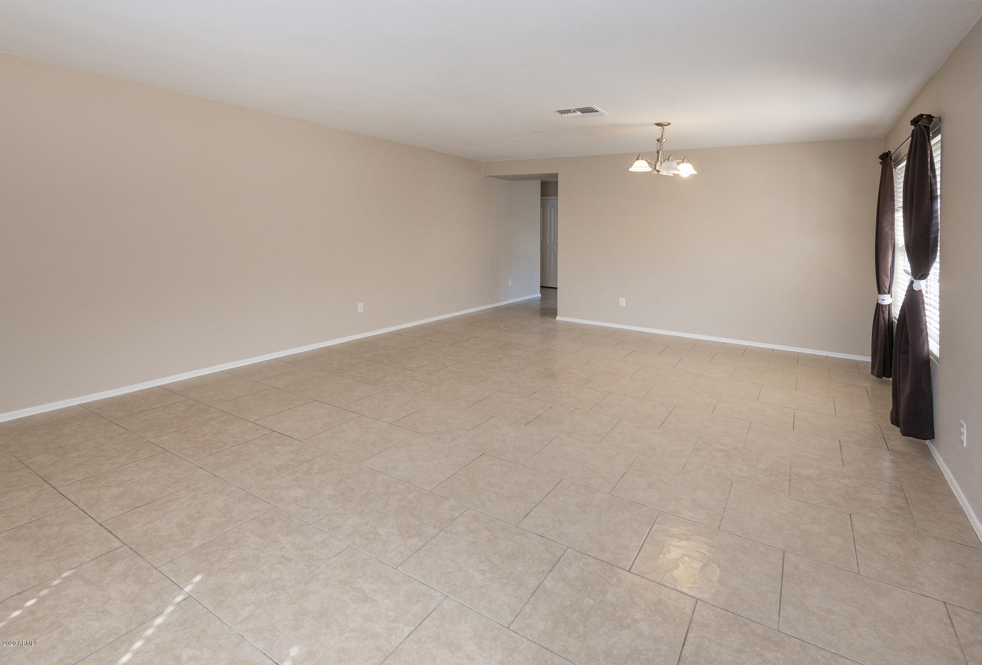 1010 East Pedro Road Phoenix, AZ 85042 - Photo 5 of 33 Living 3