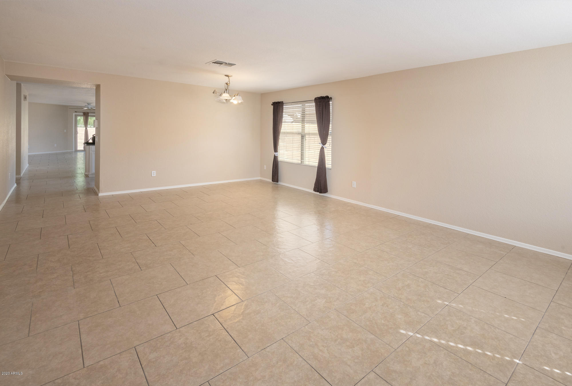 1010 East Pedro Road Phoenix, AZ 85042 - Photo 6 of 33 Living 4