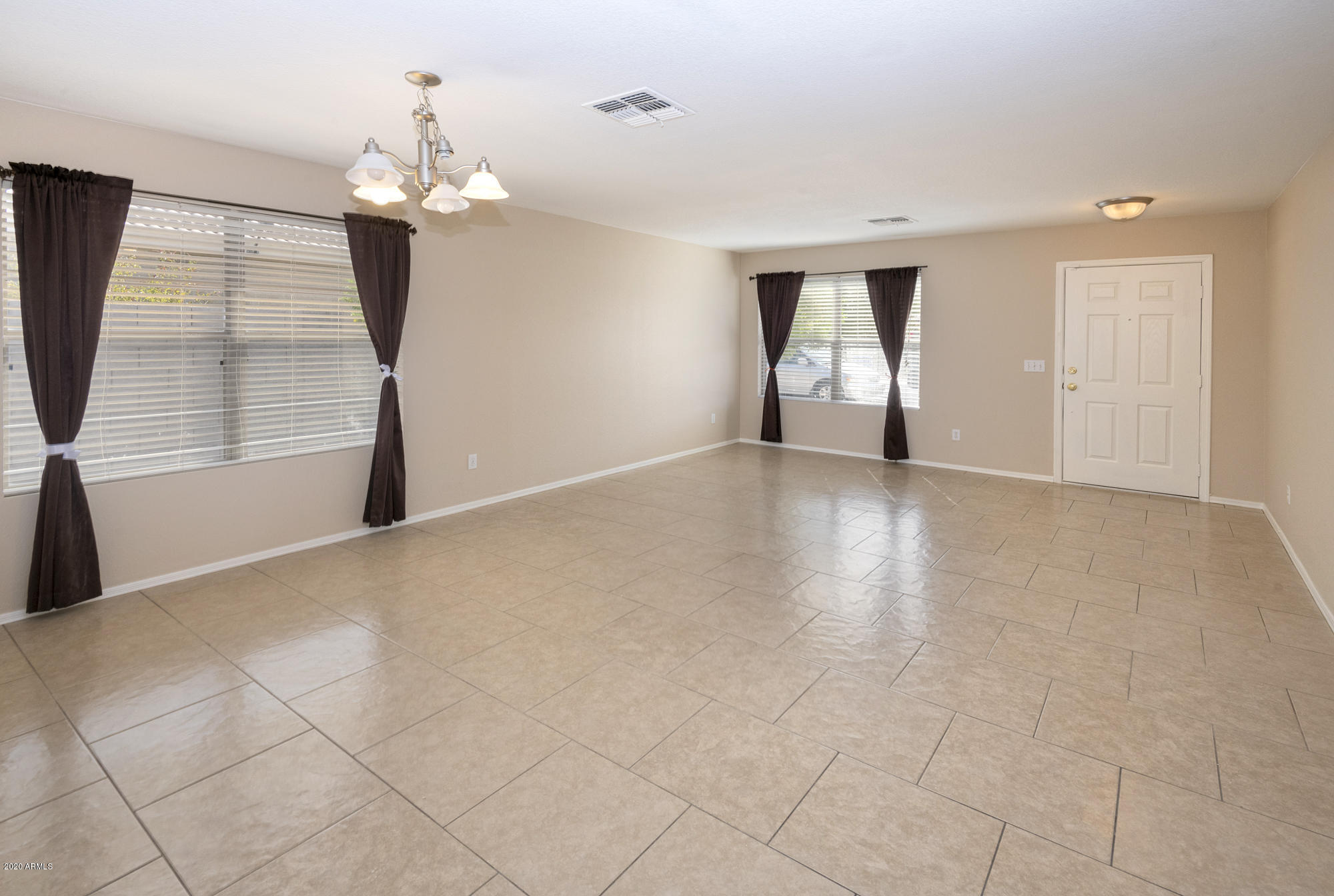 1010 East Pedro Road Phoenix, AZ 85042 - Photo 7 of 33 Living