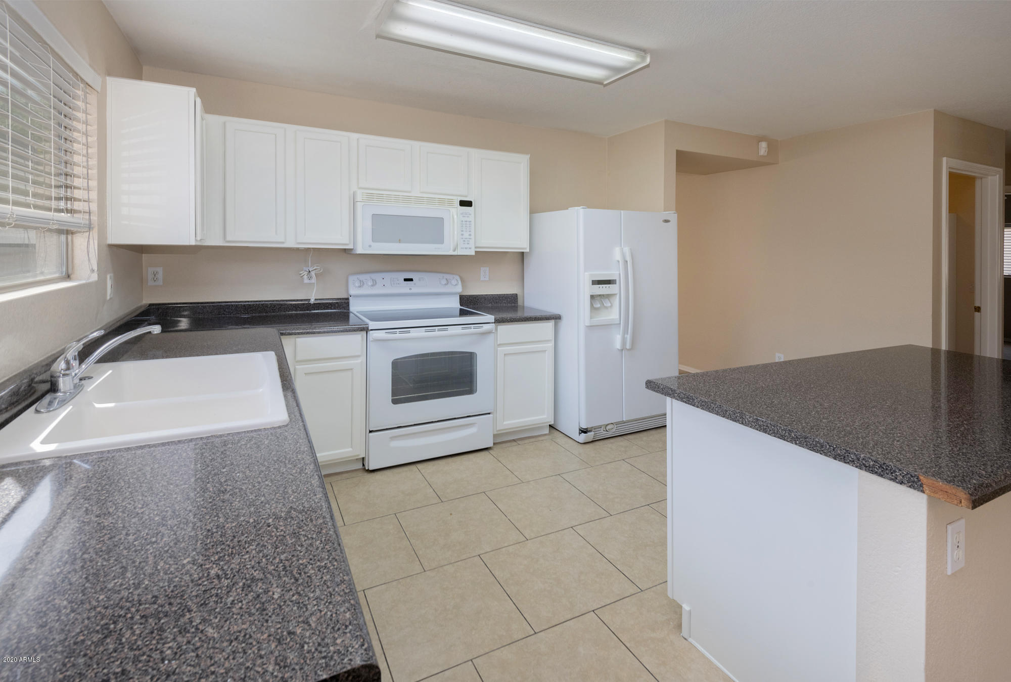 1010 East Pedro Road Phoenix, AZ 85042 - Photo 8 of 33 Kitchen 4