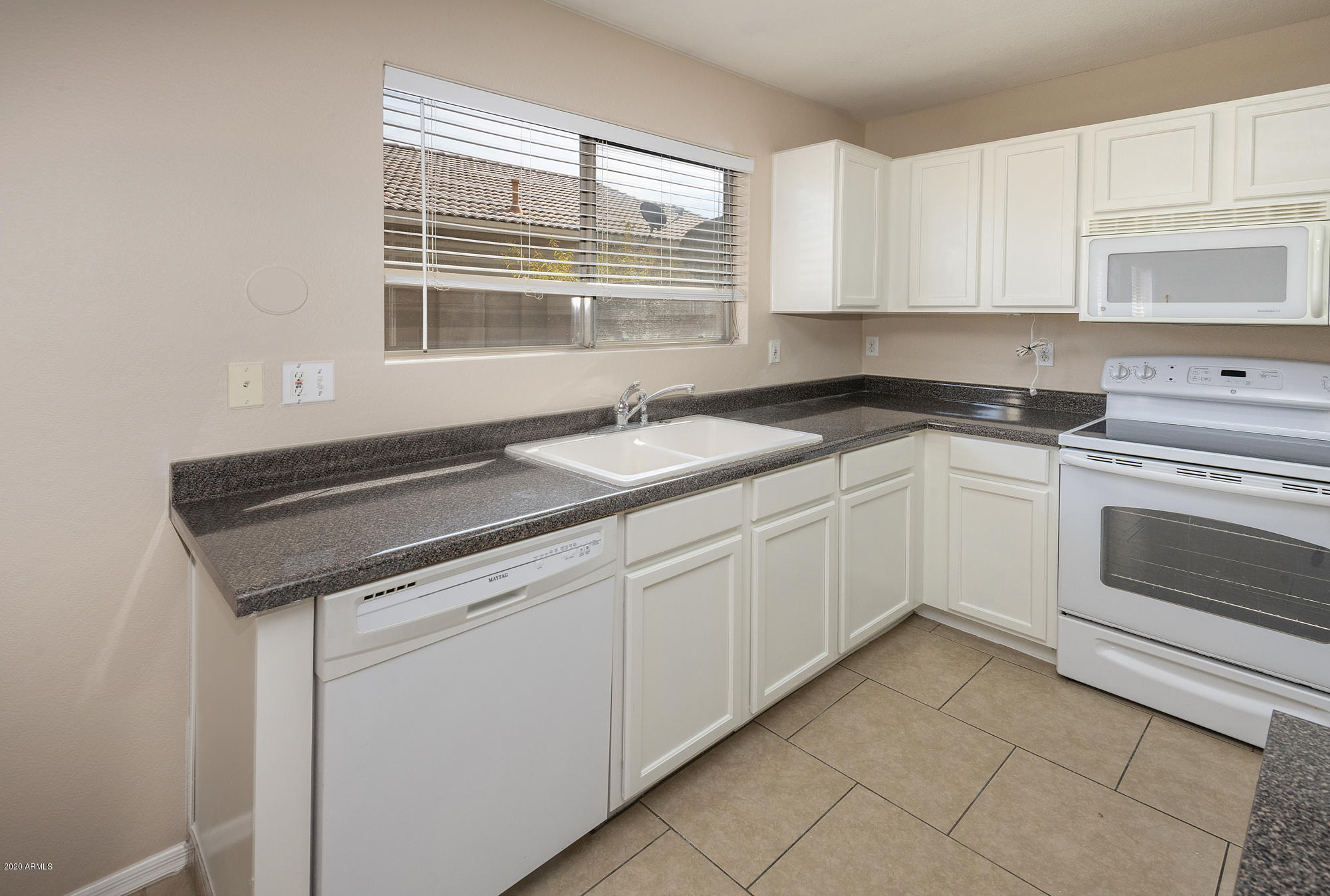 1010 East Pedro Road Phoenix, AZ 85042 - Photo 9 of 33 Kitchen 3