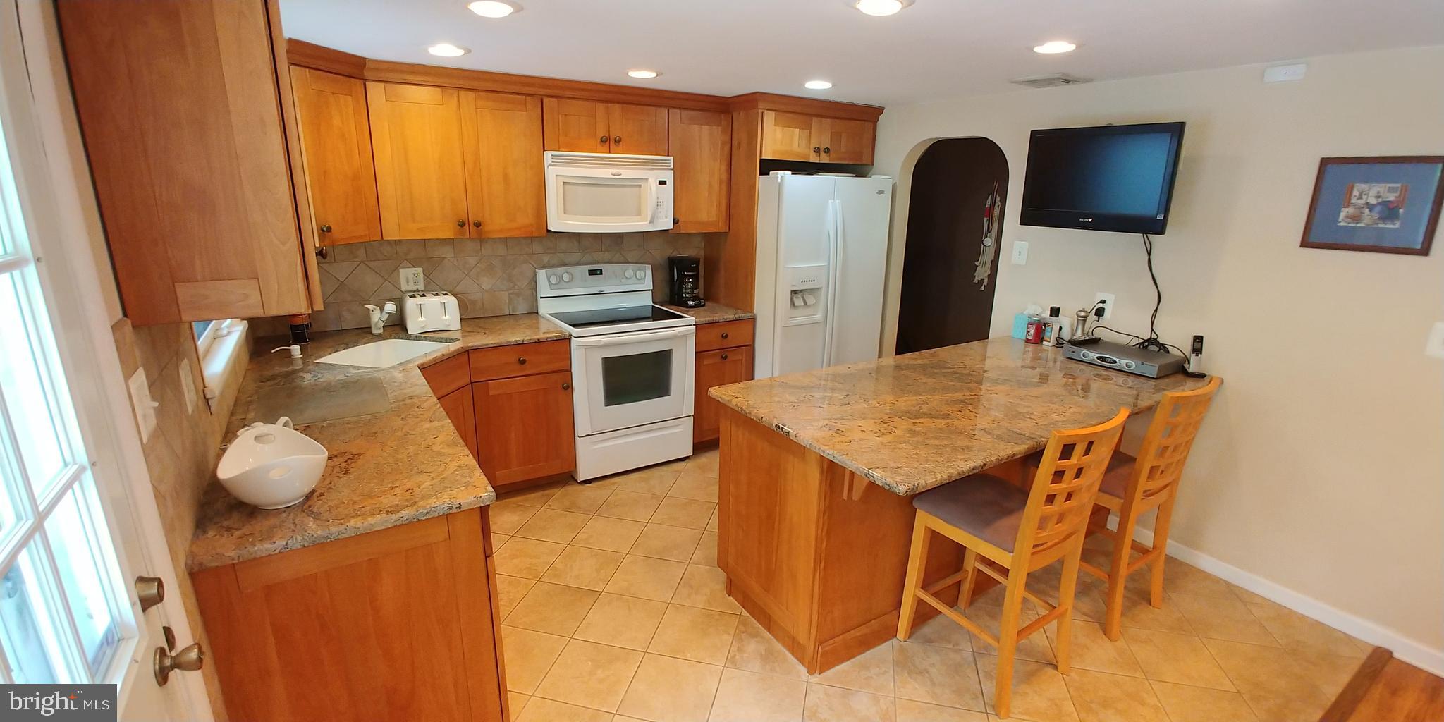 605 Beverly Road Holland, PA 18966 - Photo 6 of 26 Granite counters, Elec cooking.