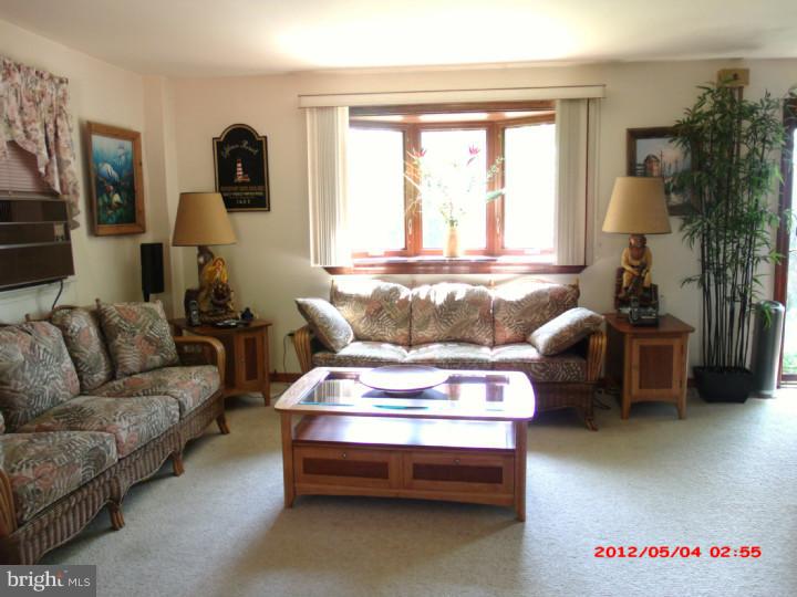 74 Maple Road Huntingdon Valley, PA 19006 - Photo 8 of 12 Living Room