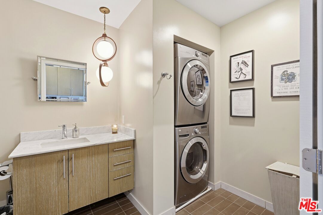 530 South Hewitt Street, Unit 533 Los Angeles, CA 90013 - Photo 11 of 57 a bathroom with a sink and a washer