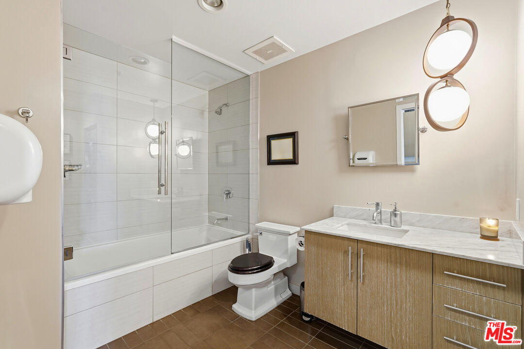 530 South Hewitt Street, Unit 533 Los Angeles, CA 90013 - Photo 12 of 57 a bathroom with a toilet sink and shower