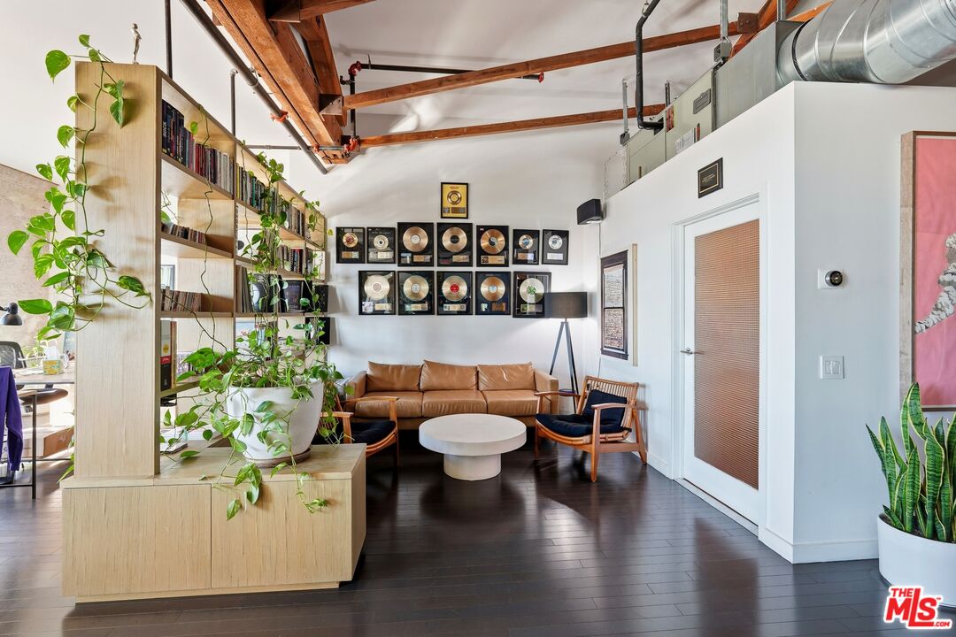 530 South Hewitt Street, Unit 533 Los Angeles, CA 90013 - Photo 18 of 57 a room with furniture and a potted plant