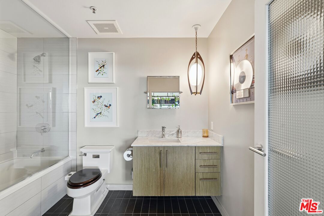 530 South Hewitt Street, Unit 533 Los Angeles, CA 90013 - Photo 20 of 57 a bathroom with a sink toilet and shower