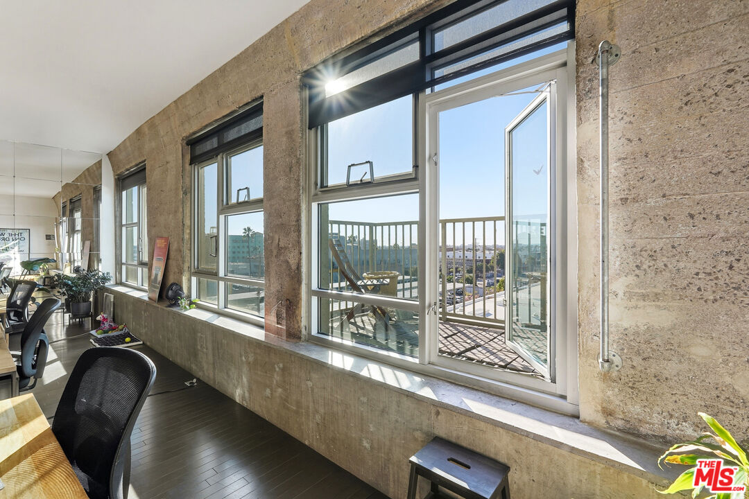 530 South Hewitt Street, Unit 533 Los Angeles, CA 90013 - Photo 28 of 57 a room with gym equipment