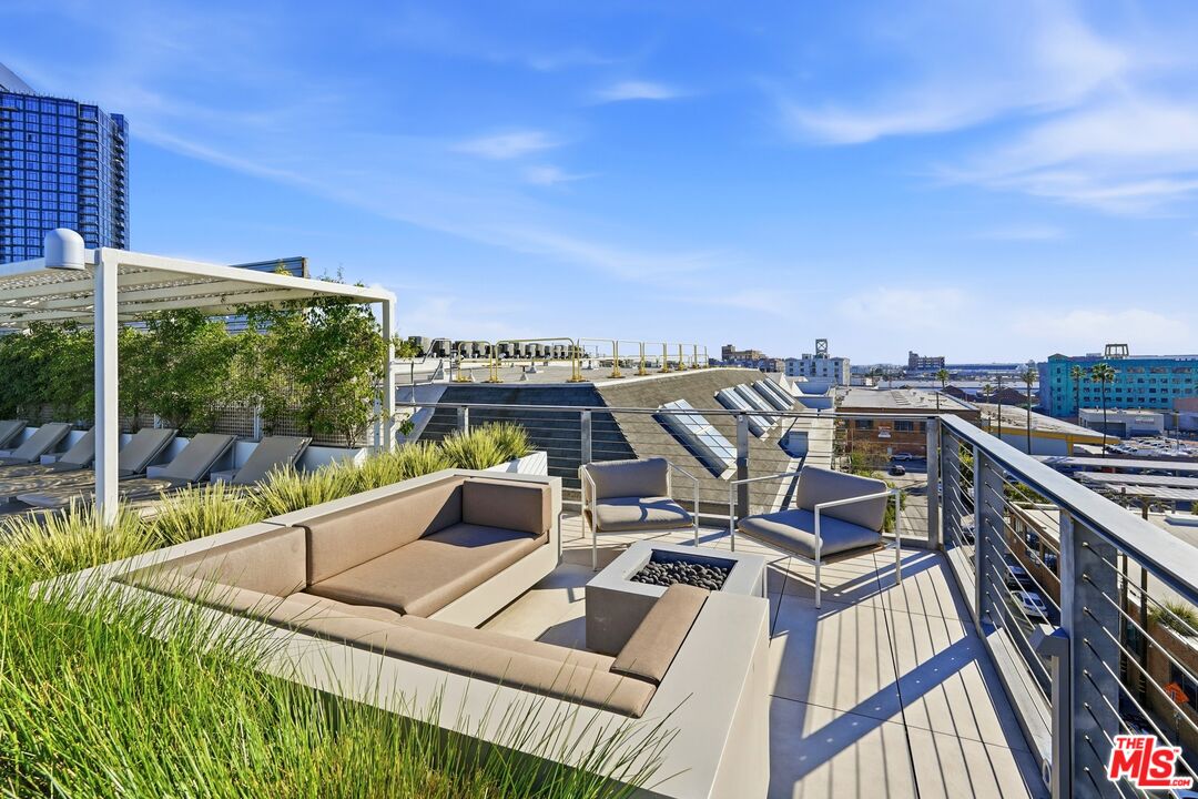 530 South Hewitt Street, Unit 533 Los Angeles, CA 90013 - Photo 31 of 57 a view of a balcony with wooden floor and seating space