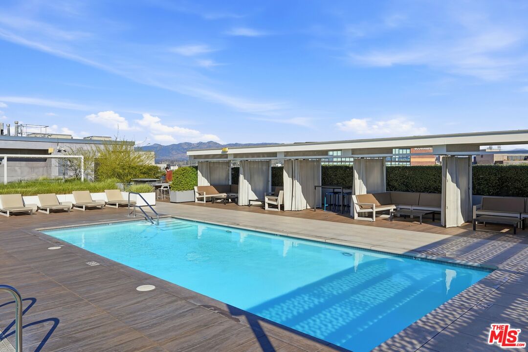 530 South Hewitt Street, Unit 533 Los Angeles, CA 90013 - Photo 33 of 57 a view of a patio with swimming pool table and chairs