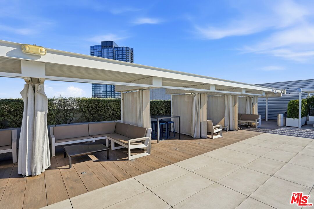 530 South Hewitt Street, Unit 533 Los Angeles, CA 90013 - Photo 36 of 57 a building outdoor space with patio furniture and potted plants