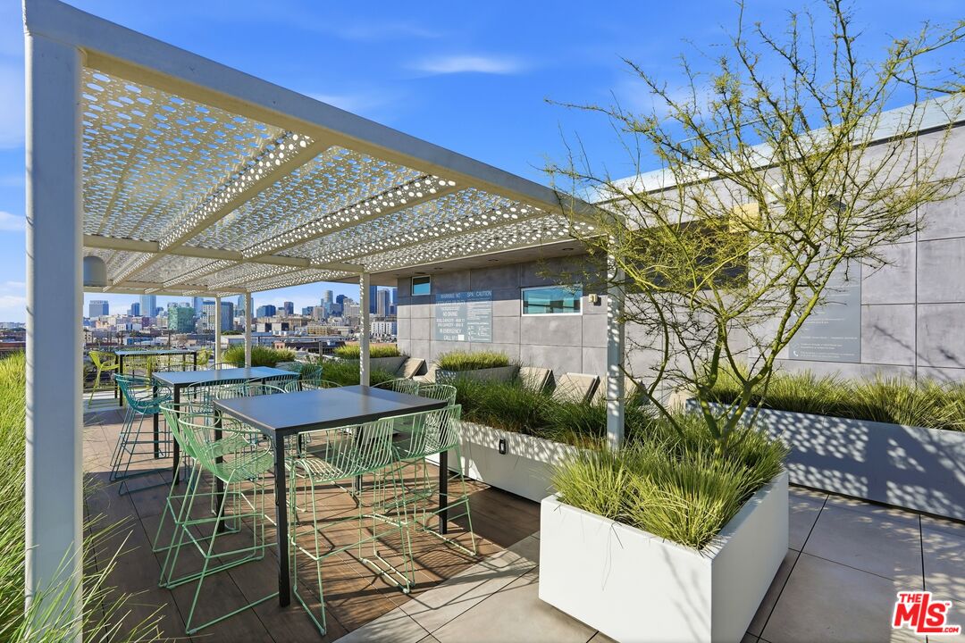 530 South Hewitt Street, Unit 533 Los Angeles, CA 90013 - Photo 38 of 57 a patio with table and chairs