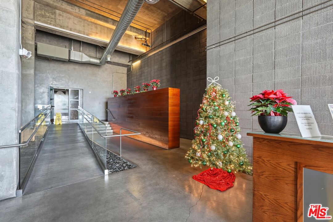 530 South Hewitt Street, Unit 533 Los Angeles, CA 90013 - Photo 43 of 57 a room with lots of flowers and flowers