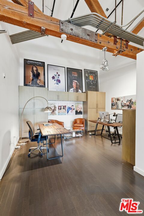 530 South Hewitt Street, Unit 533 Los Angeles, CA 90013 - Photo 6 of 57 a living room with furniture and a rug