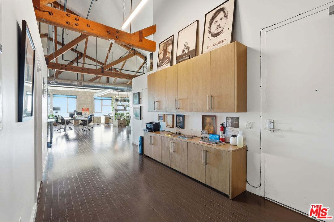 530 South Hewitt Street, Unit 533 Los Angeles, CA 90013 - Photo 9 of 57 a living room with furniture and wooden floor