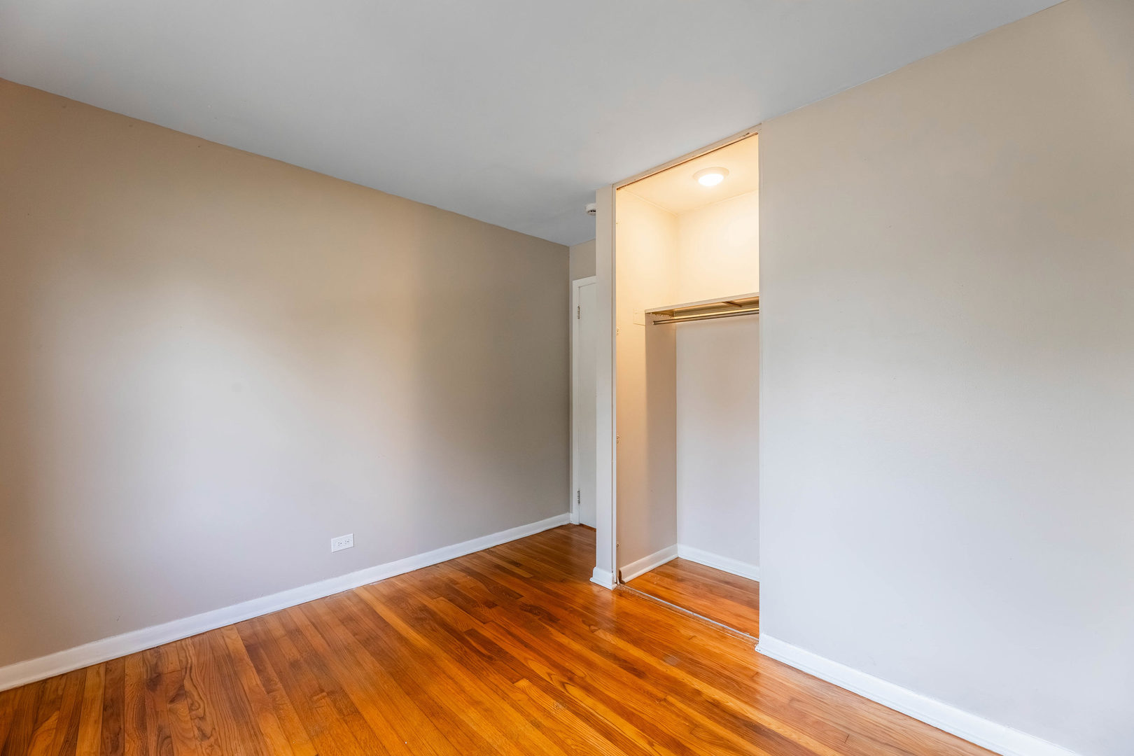 14901 Richmond Avenue Posen, IL 60469 - Photo 14 of 33 a view of room with wooden floor and chair