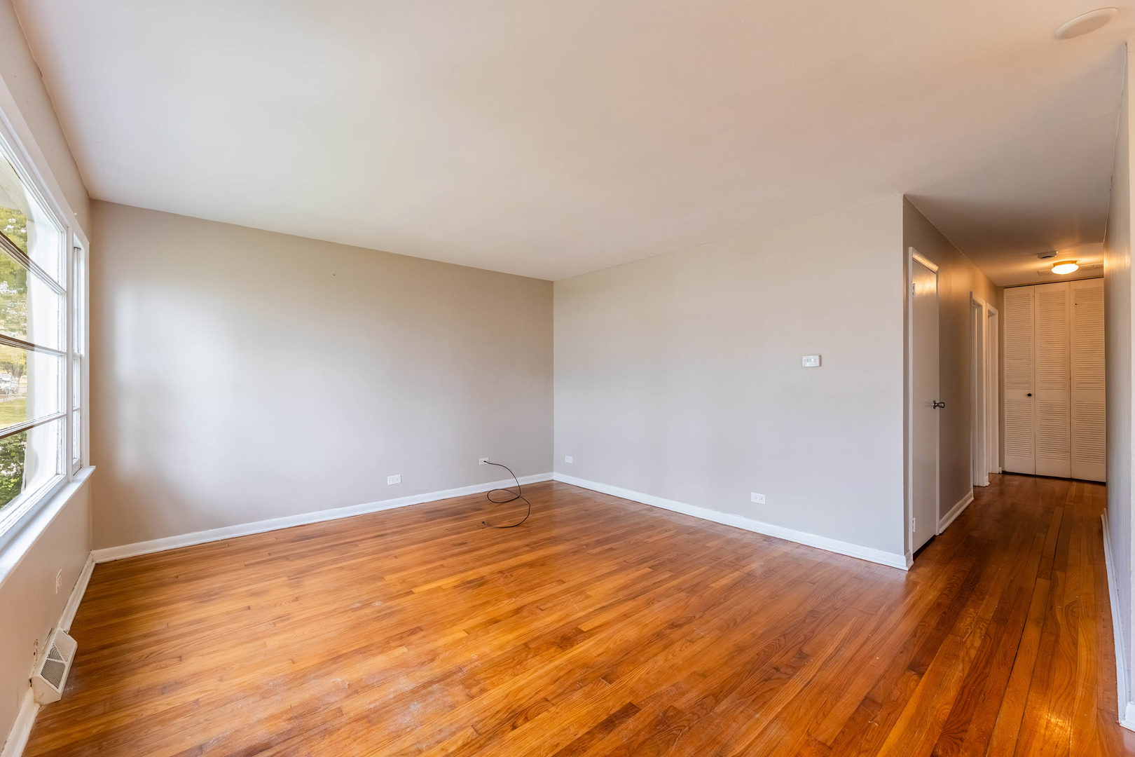 14901 Richmond Avenue Posen, IL 60469 - Photo 2 of 33 a view of an empty room and window