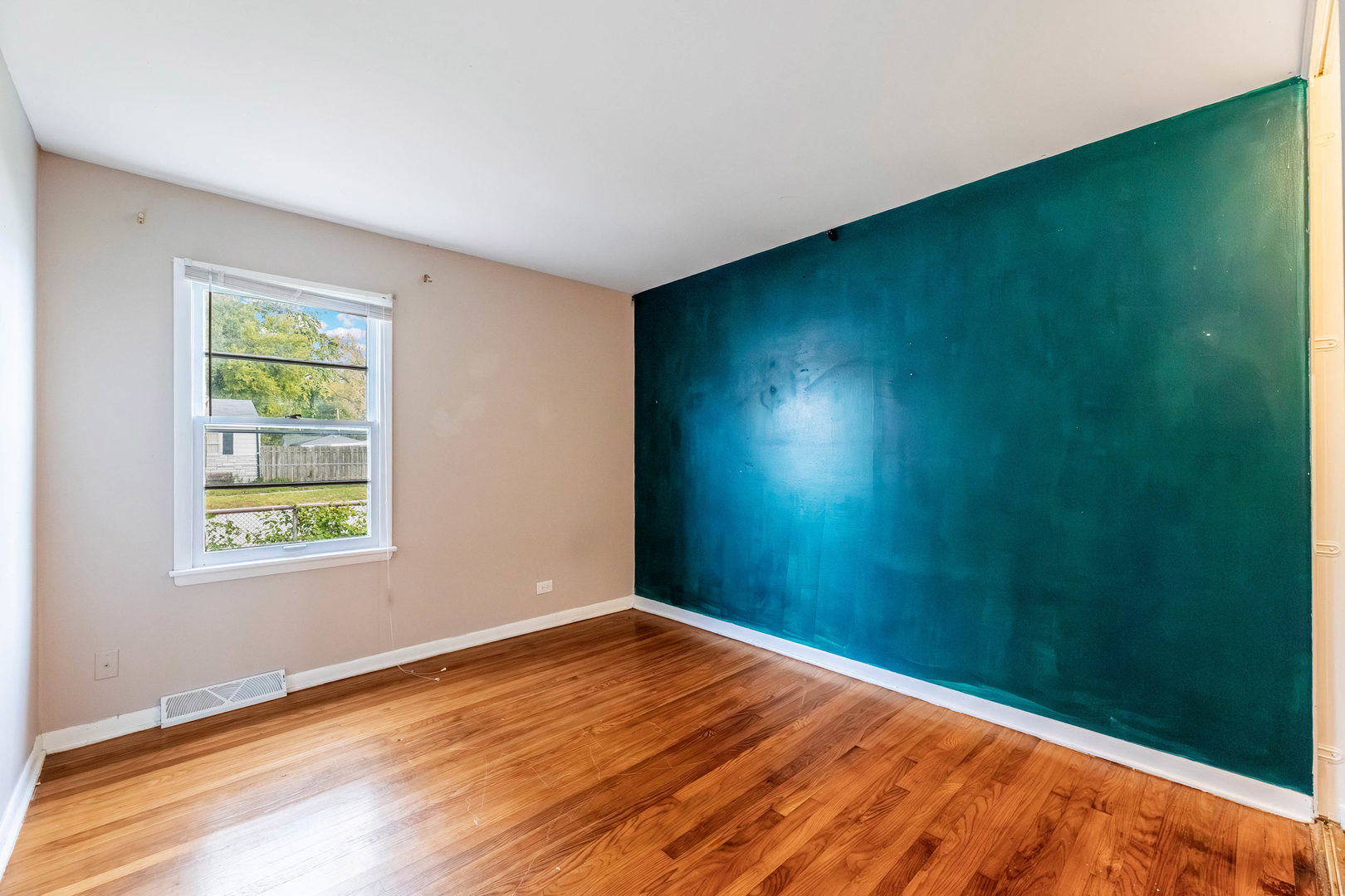 14901 Richmond Avenue Posen, IL 60469 - Photo 10 of 33 an empty room with wooden floor and windows