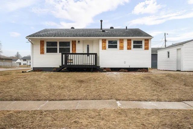 $214,900 | 392 33rd Ave Court, East Moline, IL 61244